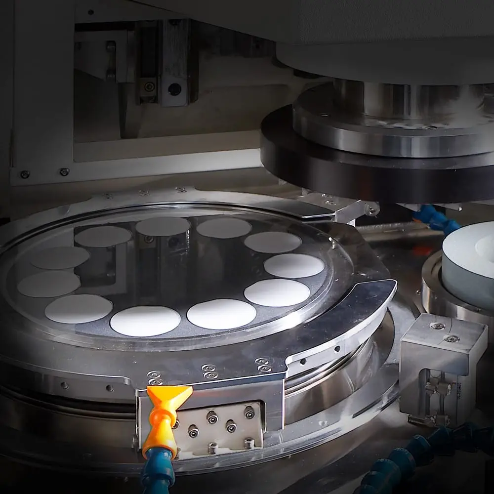 O que causa danos &agrave; superf&iacute;cie durante a moagem do wafer?